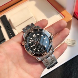 オメガ OMEGA セイマスター シリーズ プルプール オーシャン ウォッチ 300m コアックス・マスター オーソドックス 42mm ダイビング ウォッチ！独自のオリジナルと同じ8800メカニカルムーブメントを搭載し、渦巻き状の構造を持つ振り子！ステンレス・スチール素材の引き伸ばし加工表ケースで、一部はツヤ出し処理を施しています。ベゼルはセラミックでデザインされ、白いエナメルのダイビング目盛りが施されており、ラチェット式のカウントダウンベゼルは反時計回りに単方向に回転します。丸みを帯びたサファイアガラス