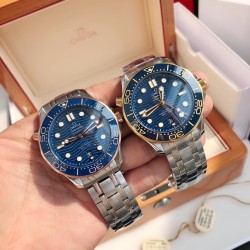 オメガ OMEGA セイマスター シリーズ プルプール オーシャン ウォッチ 300m コアックス・マスター オーソドックス 42mm ダイビング ウォッチ！独自のオリジナルと同じ8800メカニカルムーブメントを搭載し、渦巻き状の構造を持つ振り子！ステンレス・スチール素材の引き伸ばし加工表ケースで、一部はツヤ出し処理を施しています。ベゼルはセラミックでデザインされ、白いエナメルのダイビング目盛りが施されており、ラチェット式のカウントダウンベゼルは反時計回りに単方向に回転します。丸みを帯びたサファイアガラス