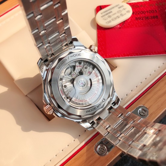 オメガ OMEGA セイマスター シリーズ プルプール オーシャン ウォッチ 300m コアックス・マスター オーソドックス 42mm ダイビング ウォッチ!独自のオリジナルと同じ8800メカニカルムーブメントを搭載し、渦巻き状の構造を持つ振り子!ステンレス・スチール素材の引き伸ばし加工表ケースで、一部はツヤ出し処理を施しています。ベゼルはセラミックでデザインされ、白いエナメルのダイビング目盛りが施されており、ラチェット式のカウントダウンベゼルは反時計回りに単方向に回転します。丸みを帯びたサファイアガラス オメガ OMEGA セイマスター シリーズ プルプール オーシャン ウォッチ 300m コアックス・マスター オーソドックス 42mm ダイビング ウォッチ!独自のオリジナルと同じ8800メカニカルムーブメントを搭載し、渦巻き状の構造を持つ振り子!ステンレス・スチール素材の引き伸ばし加工表ケースで、一部はツヤ出し処理を施しています。ベゼルはセラミックでデザインされ、白いエナメルのダイビング目盛りが施されており、ラチェット式のカウントダウンベゼルは反時計回りに単方向に回転します。丸みを帯びたサファイアガラス