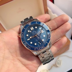 オメガ OMEGA セイマスター シリーズ プルプール オーシャン ウォッチ 300m コアックス・マスター オーソドックス 42mm ダイビング ウォッチ！独自のオリジナルと同じ8800メカニカルムーブメントを搭載し、渦巻き状の構造を持つ振り子！ステンレス・スチール素材の引き伸ばし加工表ケースで、一部はツヤ出し処理を施しています。ベゼルはセラミックでデザインされ、白いエナメルのダイビング目盛りが施されており、ラチェット式のカウントダウンベゼルは反時計回りに単方向に回転します。丸みを帯びたサファイアガラス