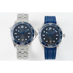 オメガ OMEGA  オメガ（OMEGA）のシーマスター300メートルシリーズ、サイズは42mmです。セラミックビーズリングに施された目盛りと文字は「白メナス」の技法を用いており、黄ばみにくく、長期間にわたって真っ白で光沢のある状態を保ち、文字もより明るく見えます。11時位置の排気バルブは円錐形に変更されました。新モデルの300メートルのケースの底辺の光面部分は以前ほど大きくありません。ブレスレットの先端部分が改良され、湾曲可能となり、より手にフィットします。バンド留め具は長さ調整が可能です。