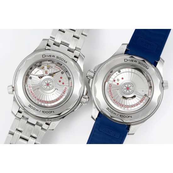オメガ OMEGA オメガ(OMEGA)のシーマスター300メートルシリーズ、サイズは42mmです。セラミックビーズリングに施された目盛りと文字は「白メナス」の技法を用いており、黄ばみにくく、長期間にわたって真っ白で光沢のある状態を保ち、文字もより明るく見えます。11時位置の排気バルブは円錐形に変更されました。新モデルの300メートルのケースの底辺の光面部分は以前ほど大きくありません。ブレスレットの先端部分が改良され、湾曲可能となり、より手にフィットします。バンド留め具は長さ調整が可能です。 オメガ OMEGA オメガ(OMEGA)のシーマスター300メートルシリーズ、サイズは42mmです。セラミックビーズリングに施された目盛りと文字は「白メナス」の技法を用いており、黄ばみにくく、長期間にわたって真っ白で光沢のある状態を保ち、文字もより明るく見えます。11時位置の排気バルブは円錐形に変更されました。新モデルの300メートルのケースの底辺の光面部分は以前ほど大きくありません。ブレスレットの先端部分が改良され、湾曲可能となり、より手にフィットします。バンド留め具は長さ調整が可能です。