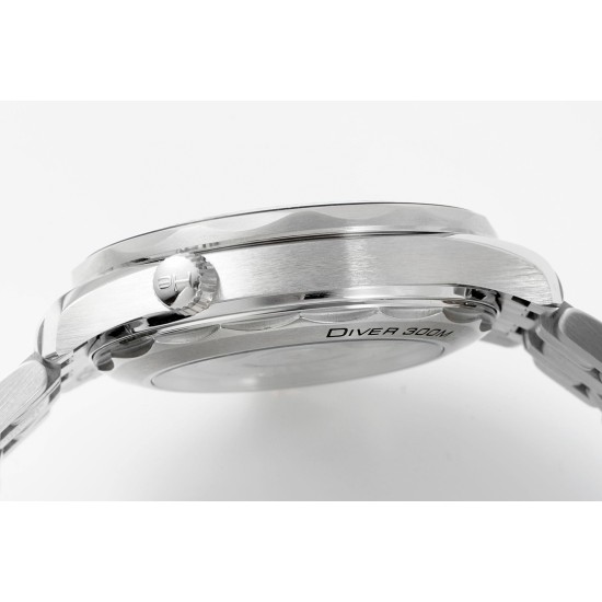 オメガ OMEGA オメガ(OMEGA)のシーマスター300メートルシリーズ、サイズは42mmです。セラミックビーズリングに施された目盛りと文字は「白メナス」の技法を用いており、黄ばみにくく、長期間にわたって真っ白で光沢のある状態を保ち、文字もより明るく見えます。11時位置の排気バルブは円錐形に変更されました。新モデルの300メートルのケースの底辺の光面部分は以前ほど大きくありません。ブレスレットの先端部分が改良され、湾曲可能となり、より手にフィットします。バンド留め具は長さ調整が可能です。 オメガ OMEGA オメガ(OMEGA)のシーマスター300メートルシリーズ、サイズは42mmです。セラミックビーズリングに施された目盛りと文字は「白メナス」の技法を用いており、黄ばみにくく、長期間にわたって真っ白で光沢のある状態を保ち、文字もより明るく見えます。11時位置の排気バルブは円錐形に変更されました。新モデルの300メートルのケースの底辺の光面部分は以前ほど大きくありません。ブレスレットの先端部分が改良され、湾曲可能となり、より手にフィットします。バンド留め具は長さ調整が可能です。