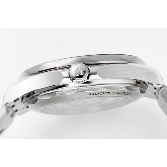 オメガ OMEGA オメガ(OMEGA)のシーマスター300メートルシリーズ、サイズは42mmです。セラミックビーズリングに施された目盛りと文字は「白メナス」の技法を用いており、黄ばみにくく、長期間にわたって真っ白で光沢のある状態を保ち、文字もより明るく見えます。11時位置の排気バルブは円錐形に変更されました。新モデルの300メートルのケースの底辺の光面部分は以前ほど大きくありません。ブレスレットの先端部分が改良され、湾曲可能となり、より手にフィットします。バンド留め具は長さ調整が可能です。 オメガ OMEGA オメガ(OMEGA)のシーマスター300メートルシリーズ、サイズは42mmです。セラミックビーズリングに施された目盛りと文字は「白メナス」の技法を用いており、黄ばみにくく、長期間にわたって真っ白で光沢のある状態を保ち、文字もより明るく見えます。11時位置の排気バルブは円錐形に変更されました。新モデルの300メートルのケースの底辺の光面部分は以前ほど大きくありません。ブレスレットの先端部分が改良され、湾曲可能となり、より手にフィットします。バンド留め具は長さ調整が可能です。