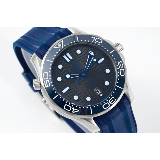 オメガ OMEGA オメガ(OMEGA)のシーマスター300メートルシリーズ、サイズは42mmです。セラミックビーズリングに施された目盛りと文字は「白メナス」の技法を用いており、黄ばみにくく、長期間にわたって真っ白で光沢のある状態を保ち、文字もより明るく見えます。11時位置の排気バルブは円錐形に変更されました。新モデルの300メートルのケースの底辺の光面部分は以前ほど大きくありません。ブレスレットの先端部分が改良され、湾曲可能となり、より手にフィットします。バンド留め具は長さ調整が可能です。 オメガ OMEGA オメガ(OMEGA)のシーマスター300メートルシリーズ、サイズは42mmです。セラミックビーズリングに施された目盛りと文字は「白メナス」の技法を用いており、黄ばみにくく、長期間にわたって真っ白で光沢のある状態を保ち、文字もより明るく見えます。11時位置の排気バルブは円錐形に変更されました。新モデルの300メートルのケースの底辺の光面部分は以前ほど大きくありません。ブレスレットの先端部分が改良され、湾曲可能となり、より手にフィットします。バンド留め具は長さ調整が可能です。
