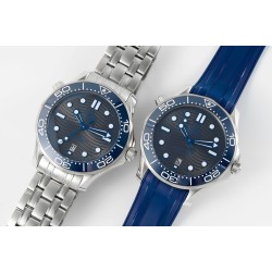 オメガ OMEGA  オメガ（OMEGA）のシーマスター300メートルシリーズ、サイズは42mmです。セラミックビーズリングに施された目盛りと文字は「白メナス」の技法を用いており、黄ばみにくく、長期間にわたって真っ白で光沢のある状態を保ち、文字もより明るく見えます。11時位置の排気バルブは円錐形に変更されました。新モデルの300メートルのケースの底辺の光面部分は以前ほど大きくありません。ブレスレットの先端部分が改良され、湾曲可能となり、より手にフィットします。バンド留め具は長さ調整が可能です。
