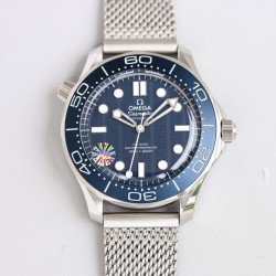 オメガ OMEGA  最新に登場したボンド60周年記念モデル！二色の夜光式時刻表示盤とダイヤル！007映画『ノータイム・トゥ・ダイ』をテーマにした腕時計——「Seamaster Diver 300M 007 Edition」。この腕時計は、レトロでしっかりしたスタイルで目を引きます。42mmのケースが作られており、これはよく宇宙技術に使用される素材で、丈夫で軽量です。精巧で美しい青色のダイヤルには、透かし彫りのロジウムメッキの時針と分針が組み合わされており、白ペイントを施したアルミ製の「キャンディーアイス