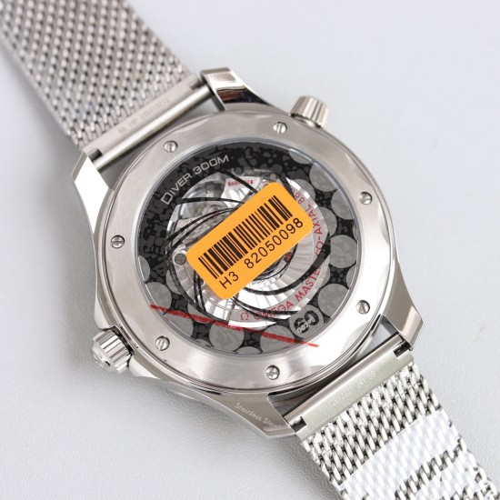 オメガ OMEGA 最新に登場したボンド60周年記念モデル!二色の夜光式時刻表示盤とダイヤル!007映画『ノータイム・トゥ・ダイ』をテーマにした腕時計——「Seamaster Diver 300M 007 Edition」。この腕時計は、レトロでしっかりしたスタイルで目を引きます。42mmのケースが作られており、これはよく宇宙技術に使用される素材で、丈夫で軽量です。精巧で美しい青色のダイヤルには、透かし彫りのロジウムメッキの時針と分針が組み合わされており、白ペイントを施したアルミ製の「キャンディーアイス オメガ OMEGA 最新に登場したボンド60周年記念モデル!二色の夜光式時刻表示盤とダイヤル!007映画『ノータイム・トゥ・ダイ』をテーマにした腕時計——「Seamaster Diver 300M 007 Edition」。この腕時計は、レトロでしっかりしたスタイルで目を引きます。42mmのケースが作られており、これはよく宇宙技術に使用される素材で、丈夫で軽量です。精巧で美しい青色のダイヤルには、透かし彫りのロジウムメッキの時針と分針が組み合わされており、白ペイントを施したアルミ製の「キャンディーアイス