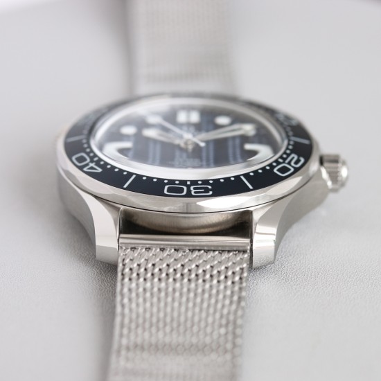 オメガ OMEGA 最新に登場したボンド60周年記念モデル!二色の夜光式時刻表示盤とダイヤル!007映画『ノータイム・トゥ・ダイ』をテーマにした腕時計——「Seamaster Diver 300M 007 Edition」。この腕時計は、レトロでしっかりしたスタイルで目を引きます。42mmのケースが作られており、これはよく宇宙技術に使用される素材で、丈夫で軽量です。精巧で美しい青色のダイヤルには、透かし彫りのロジウムメッキの時針と分針が組み合わされており、白ペイントを施したアルミ製の「キャンディーアイス オメガ OMEGA 最新に登場したボンド60周年記念モデル!二色の夜光式時刻表示盤とダイヤル!007映画『ノータイム・トゥ・ダイ』をテーマにした腕時計——「Seamaster Diver 300M 007 Edition」。この腕時計は、レトロでしっかりしたスタイルで目を引きます。42mmのケースが作られており、これはよく宇宙技術に使用される素材で、丈夫で軽量です。精巧で美しい青色のダイヤルには、透かし彫りのロジウムメッキの時針と分針が組み合わされており、白ペイントを施したアルミ製の「キャンディーアイス