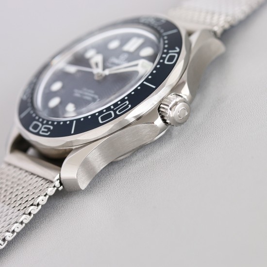 オメガ OMEGA 最新に登場したボンド60周年記念モデル!二色の夜光式時刻表示盤とダイヤル!007映画『ノータイム・トゥ・ダイ』をテーマにした腕時計——「Seamaster Diver 300M 007 Edition」。この腕時計は、レトロでしっかりしたスタイルで目を引きます。42mmのケースが作られており、これはよく宇宙技術に使用される素材で、丈夫で軽量です。精巧で美しい青色のダイヤルには、透かし彫りのロジウムメッキの時針と分針が組み合わされており、白ペイントを施したアルミ製の「キャンディーアイス オメガ OMEGA 最新に登場したボンド60周年記念モデル!二色の夜光式時刻表示盤とダイヤル!007映画『ノータイム・トゥ・ダイ』をテーマにした腕時計——「Seamaster Diver 300M 007 Edition」。この腕時計は、レトロでしっかりしたスタイルで目を引きます。42mmのケースが作られており、これはよく宇宙技術に使用される素材で、丈夫で軽量です。精巧で美しい青色のダイヤルには、透かし彫りのロジウムメッキの時針と分針が組み合わされており、白ペイントを施したアルミ製の「キャンディーアイス