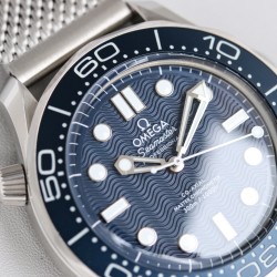 オメガ OMEGA  最新に登場したボンド60周年記念モデル！二色の夜光式時刻表示盤とダイヤル！007映画『ノータイム・トゥ・ダイ』をテーマにした腕時計——「Seamaster Diver 300M 007 Edition」。この腕時計は、レトロでしっかりしたスタイルで目を引きます。42mmのケースが作られており、これはよく宇宙技術に使用される素材で、丈夫で軽量です。精巧で美しい青色のダイヤルには、透かし彫りのロジウムメッキの時針と分針が組み合わされており、白ペイントを施したアルミ製の「キャンディーアイス
