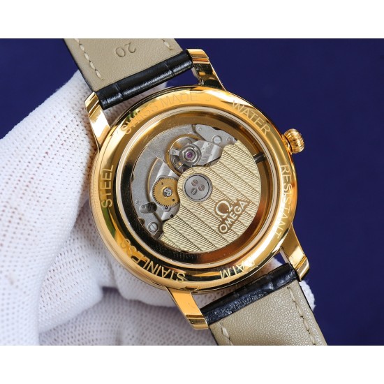 オメガ OMEGA 市場で独占的な最新の蓋ガラス素材を採用しており、時計のダイヤル外径部分では、精密な秒目とガラスが一体化されており、内径部分には非常に強力な夜光指針を目盛りとして使用しています。独占的なカレンダー窓も備えており、非常に強力な夜光効果と卓越した3D立体感を持ち、超薄型の技術を採用しています。ケース径は42mmです。この腕時計は、オリジナルの9015ムーブメントを使用しており、1時間当たり28800回振動し、ゼロ返品率の高品質です。4種類のスタイルには、トップレベルの輸入牛革バンドを使用し オメガ OMEGA 市場で独占的な最新の蓋ガラス素材を採用しており、時計のダイヤル外径部分では、精密な秒目とガラスが一体化されており、内径部分には非常に強力な夜光指針を目盛りとして使用しています。独占的なカレンダー窓も備えており、非常に強力な夜光効果と卓越した3D立体感を持ち、超薄型の技術を採用しています。ケース径は42mmです。この腕時計は、オリジナルの9015ムーブメントを使用しており、1時間当たり28800回振動し、ゼロ返品率の高品質です。4種類のスタイルには、トップレベルの輸入牛革バンドを使用し