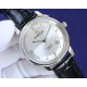オメガ OMEGA 市場で独占的な最新の蓋ガラス素材を採用しており、時計のダイヤル外径部分では、精密な秒目とガラスが一体化されており、内径部分には非常に強力な夜光指針を目盛りとして使用しています。独占的なカレンダー窓も備えており、非常に強力な夜光効果と卓越した3D立体感を持ち、超薄型の技術を採用しています。ケース径は42mmです。この腕時計は、オリジナルの9015ムーブメントを使用しており、1時間当たり28800回振動し、ゼロ返品率の高品質です。4種類のスタイルには、トップレベルの輸入牛革バンドを使用し オメガ OMEGA 市場で独占的な最新の蓋ガラス素材を採用しており、時計のダイヤル外径部分では、精密な秒目とガラスが一体化されており、内径部分には非常に強力な夜光指針を目盛りとして使用しています。独占的なカレンダー窓も備えており、非常に強力な夜光効果と卓越した3D立体感を持ち、超薄型の技術を採用しています。ケース径は42mmです。この腕時計は、オリジナルの9015ムーブメントを使用しており、1時間当たり28800回振動し、ゼロ返品率の高品質です。4種類のスタイルには、トップレベルの輸入牛革バンドを使用し