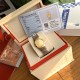 オメガ OMEGA星座シリーズの石英ウォッチ(女性用)です。ケース径は27mmです。ムーブメントには、元装のムーブメントと同じ産地であるスイス産の元装石英ムーブメントを採用しています。鏡面には、ドイツから輸入したサファイアの高強度耐キズガラスを使用しています。 ダイヤモンドは天然の真珠貝のダイヤルで、ローズゴールドのツートンカラーです。12個のVS級のダイヤモンドを取り付けており、GTCの国家検査証明書が付属しており、1つ1つのダイヤモンドが本物の高品質なものであることを保証しています。 オメガ OMEGA星座シリーズの石英ウォッチ(女性用)です。ケース径は27mmです。ムーブメントには、元装のムーブメントと同じ産地であるスイス産の元装石英ムーブメントを採用しています。鏡面には、ドイツから輸入したサファイアの高強度耐キズガラスを使用しています。 ダイヤモンドは天然の真珠貝のダイヤルで、ローズゴールドのツートンカラーです。12個のVS級のダイヤモンドを取り付けており、GTCの国家検査証明書が付属しており、1つ1つのダイヤモンドが本物の高品質なものであることを保証しています。