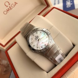 オメガ OMEGA星座シリーズの石英ウォッチ（女性用）です。ケース径は27mmです。ムーブメントには、元装のムーブメントと同じ産地であるスイス産の元装石英ムーブメントを採用しています。鏡面には、ドイツから輸入したサファイアの高強度耐キズガラスを使用しています。 ダイヤモンドは天然の真珠貝のダイヤルで、ローズゴールドのツートンカラーです。12個のVS級のダイヤモンドを取り付けており、GTCの国家検査証明書が付属しており、1つ1つのダイヤモンドが本物の高品質なものであることを保証しています。