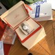 オメガ OMEGA星座シリーズの石英ウォッチ(女性用)です。ケース径は27mmです。ムーブメントには、元装のムーブメントと同じ産地であるスイス産の元装石英ムーブメントを採用しています。鏡面には、ドイツから輸入したサファイアの高強度耐キズガラスを使用しています。 ダイヤモンドは天然の真珠貝のダイヤルで、ローズゴールドのツートンカラーです。12個のVS級のダイヤモンドを取り付けており、GTCの国家検査証明書が付属しており、1つ1つのダイヤモンドが本物の高品質なものであることを保証しています。 オメガ OMEGA星座シリーズの石英ウォッチ(女性用)です。ケース径は27mmです。ムーブメントには、元装のムーブメントと同じ産地であるスイス産の元装石英ムーブメントを採用しています。鏡面には、ドイツから輸入したサファイアの高強度耐キズガラスを使用しています。 ダイヤモンドは天然の真珠貝のダイヤルで、ローズゴールドのツートンカラーです。12個のVS級のダイヤモンドを取り付けており、GTCの国家検査証明書が付属しており、1つ1つのダイヤモンドが本物の高品質なものであることを保証しています。