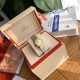 オメガ OMEGA星座シリーズの石英ウォッチ(女性用)です。ケース径は27mmです。ムーブメントには、元装のムーブメントと同じ産地であるスイス産の元装石英ムーブメントを採用しています。鏡面には、ドイツから輸入したサファイアの高強度耐キズガラスを使用しています。 ダイヤモンドは天然の真珠貝のダイヤルで、ローズゴールドのツートンカラーです。12個のVS級のダイヤモンドを取り付けており、GTCの国家検査証明書が付属しており、1つ1つのダイヤモンドが本物の高品質なものであることを保証しています。 オメガ OMEGA星座シリーズの石英ウォッチ(女性用)です。ケース径は27mmです。ムーブメントには、元装のムーブメントと同じ産地であるスイス産の元装石英ムーブメントを採用しています。鏡面には、ドイツから輸入したサファイアの高強度耐キズガラスを使用しています。 ダイヤモンドは天然の真珠貝のダイヤルで、ローズゴールドのツートンカラーです。12個のVS級のダイヤモンドを取り付けており、GTCの国家検査証明書が付属しており、1つ1つのダイヤモンドが本物の高品質なものであることを保証しています。