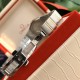 オメガ OMEGA星座シリーズの石英ウォッチ(女性用)です。ケース径は27mmです。ムーブメントには、元装のムーブメントと同じ産地であるスイス産の元装石英ムーブメントを採用しています。鏡面には、ドイツから輸入したサファイアの高強度耐キズガラスを使用しています。 ダイヤモンドは天然の真珠貝のダイヤルで、ローズゴールドのツートンカラーです。12個のVS級のダイヤモンドを取り付けており、GTCの国家検査証明書が付属しており、1つ1つのダイヤモンドが本物の高品質なものであることを保証しています。 オメガ OMEGA星座シリーズの石英ウォッチ(女性用)です。ケース径は27mmです。ムーブメントには、元装のムーブメントと同じ産地であるスイス産の元装石英ムーブメントを採用しています。鏡面には、ドイツから輸入したサファイアの高強度耐キズガラスを使用しています。 ダイヤモンドは天然の真珠貝のダイヤルで、ローズゴールドのツートンカラーです。12個のVS級のダイヤモンドを取り付けており、GTCの国家検査証明書が付属しており、1つ1つのダイヤモンドが本物の高品質なものであることを保証しています。