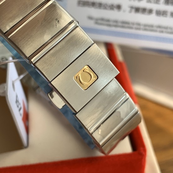 オメガ OMEGA星座シリーズの石英ウォッチ(女性用)です。ケース径は27mmです。ムーブメントには、元装のムーブメントと同じ産地であるスイス産の元装石英ムーブメントを採用しています。鏡面には、ドイツから輸入したサファイアの高強度耐キズガラスを使用しています。 ダイヤモンドは天然の真珠貝のダイヤルで、ローズゴールドのツートンカラーです。12個のVS級のダイヤモンドを取り付けており、GTCの国家検査証明書が付属しており、1つ1つのダイヤモンドが本物の高品質なものであることを保証しています。 オメガ OMEGA星座シリーズの石英ウォッチ(女性用)です。ケース径は27mmです。ムーブメントには、元装のムーブメントと同じ産地であるスイス産の元装石英ムーブメントを採用しています。鏡面には、ドイツから輸入したサファイアの高強度耐キズガラスを使用しています。 ダイヤモンドは天然の真珠貝のダイヤルで、ローズゴールドのツートンカラーです。12個のVS級のダイヤモンドを取り付けており、GTCの国家検査証明書が付属しており、1つ1つのダイヤモンドが本物の高品質なものであることを保証しています。