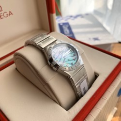 オメガ OMEGA星座シリーズの石英ウォッチ（女性用）です。ケース径は27mmです。ムーブメントには、元装のムーブメントと同じ産地であるスイス産の元装石英ムーブメントを採用しています。鏡面には、ドイツから輸入したサファイアの高強度耐キズガラスを使用しています。 ダイヤモンドは天然の真珠貝のダイヤルで、ローズゴールドのツートンカラーです。12個のVS級のダイヤモンドを取り付けており、GTCの国家検査証明書が付属しており、1つ1つのダイヤモンドが本物の高品質なものであることを保証しています。