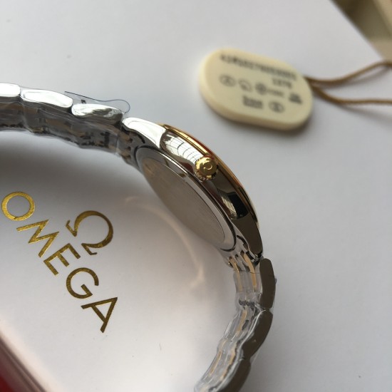 オメガ OMEGA典雅なデザインで、多くの忠実なサポーターを惹きつけています。時計ケースの直径は27.4mmで、このシリーズの時計はスタイルがシンプルで、外観は上品で華やかで、目を引く不変の美しさを表しています。内側には8個のVS1.2の天然真珠石が埋め込まれています。オリジナルの1376ムーブメントを搭載しており、時計の盤面は天然の深海の白い真珠母貝の同心円盤面を採用しています。3時、6時、9時及び12時の位置にはダイヤモンドの時刻目盛りとローマ数字の時刻目盛りが飾られています。摩耗に強いサファイアガラ オメガ OMEGA典雅なデザインで、多くの忠実なサポーターを惹きつけています。時計ケースの直径は27.4mmで、このシリーズの時計はスタイルがシンプルで、外観は上品で華やかで、目を引く不変の美しさを表しています。内側には8個のVS1.2の天然真珠石が埋め込まれています。オリジナルの1376ムーブメントを搭載しており、時計の盤面は天然の深海の白い真珠母貝の同心円盤面を採用しています。3時、6時、9時及び12時の位置にはダイヤモンドの時刻目盛りとローマ数字の時刻目盛りが飾られています。摩耗に強いサファイアガラ