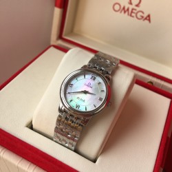 オメガ OMEGA典雅なデザインで、多くの忠実なサポーターを惹きつけています。時計ケースの直径は27.4mmで、このシリーズの時計はスタイルがシンプルで、外観は上品で華やかで、目を引く不変の美しさを表しています。内側には8個のVS1.2の天然真珠石が埋め込まれています。オリジナルの1376ムーブメントを搭載しており、時計の盤面は天然の深海の白い真珠母貝の同心円盤面を採用しています。3時、6時、9時及び12時の位置にはダイヤモンドの時刻目盛りとローマ数字の時刻目盛りが飾られています。摩耗に強いサファイアガラ