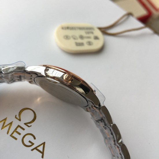 オメガ OMEGA典雅なデザインで、多くの忠実なサポーターを惹きつけています。時計ケースの直径は27.4mmで、このシリーズの時計はスタイルがシンプルで、外観は上品で華やかで、目を引く不変の美しさを表しています。内側には8個のVS1.2の天然真珠石が埋め込まれています。オリジナルの1376ムーブメントを搭載しており、時計の盤面は天然の深海の白い真珠母貝の同心円盤面を採用しています。3時、6時、9時及び12時の位置にはダイヤモンドの時刻目盛りとローマ数字の時刻目盛りが飾られています。摩耗に強いサファイアガラ オメガ OMEGA典雅なデザインで、多くの忠実なサポーターを惹きつけています。時計ケースの直径は27.4mmで、このシリーズの時計はスタイルがシンプルで、外観は上品で華やかで、目を引く不変の美しさを表しています。内側には8個のVS1.2の天然真珠石が埋め込まれています。オリジナルの1376ムーブメントを搭載しており、時計の盤面は天然の深海の白い真珠母貝の同心円盤面を採用しています。3時、6時、9時及び12時の位置にはダイヤモンドの時刻目盛りとローマ数字の時刻目盛りが飾られています。摩耗に強いサファイアガラ