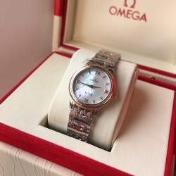 オメガ OMEGA典雅なデザインで、多くの忠実なサポーターを惹きつけています。時計ケースの直径は27.4mmで、このシリーズの時計はスタイルがシンプルで、外観は上品で華やかで、目を引く不変の美しさを表しています。内側には8個のVS1.2の天然真珠石が埋め込まれています。オリジナルの1376ムーブメントを搭載しており、時計の盤面は天然の深海の白い真珠母貝の同心円盤面を採用しています。3時、6時、9時及び12時の位置にはダイヤモンドの時刻目盛りとローマ数字の時刻目盛りが飾られています。摩耗に強いサファイアガラ