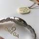 オメガ OMEGA典雅なデザインで、多くの忠実なサポーターを惹きつけています。時計ケースの直径は27.4mmで、このシリーズの時計はスタイルがシンプルで、外観は上品で華やかで、目を引く不変の美しさを表しています。内側には8個のVS1.2の天然真珠石が埋め込まれています。オリジナルの1376ムーブメントを搭載しており、時計の盤面は天然の深海の白い真珠母貝の同心円盤面を採用しています。3時、6時、9時及び12時の位置にはダイヤモンドの時刻目盛りとローマ数字の時刻目盛りが飾られています。摩耗に強いサファイアガラ オメガ OMEGA典雅なデザインで、多くの忠実なサポーターを惹きつけています。時計ケースの直径は27.4mmで、このシリーズの時計はスタイルがシンプルで、外観は上品で華やかで、目を引く不変の美しさを表しています。内側には8個のVS1.2の天然真珠石が埋め込まれています。オリジナルの1376ムーブメントを搭載しており、時計の盤面は天然の深海の白い真珠母貝の同心円盤面を採用しています。3時、6時、9時及び12時の位置にはダイヤモンドの時刻目盛りとローマ数字の時刻目盛りが飾られています。摩耗に強いサファイアガラ