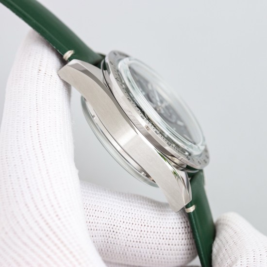 オメガ OMEGA スーパークロックシリーズのスプリットタイマーメカニカルメンズウォッチ。cal.9300オートマチックムーブメント、ツインT防振ブラックバランスウィール、ドーム型ガラスの鏡面、輸入牛革バンド、超強力の夜光機能、超強力の防水性能。ケース径は42mmで、ムーブメントは全く欠点がなく、完璧と言える。 オメガ OMEGA スーパークロックシリーズのスプリットタイマーメカニカルメンズウォッチ。cal.9300オートマチックムーブメント、ツインT防振ブラックバランスウィール、ドーム型ガラスの鏡面、輸入牛革バンド、超強力の夜光機能、超強力の防水性能。ケース径は42mmで、ムーブメントは全く欠点がなく、完璧と言える。