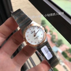 オメガ OMEGA星座シリーズのクォーツ レディース ウォッチです。ケース径は27mmです。ムーブメントには、元のムーブメントと同じ産地であるスイス原産のクォーツ ムーブメントを採用しています。鏡面には、ドイツ産のサファイア ガラスを使用しており、高強度で傷つきにくいものです。天然のパールシェルを使用したダイヤルで、ローズゴールドのツイントーンデザインです。12個のVS品質の宝石を埋め込んでおり、GTCの国際検定証書付きです