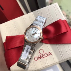 オメガ OMEGA星座シリーズのクォーツ レディース ウォッチです。ケース径は27mmです。ムーブメントには、元のムーブメントと同じ産地であるスイス原産のクォーツ ムーブメントを採用しています。鏡面には、ドイツ産のサファイア ガラスを使用しており、高強度で傷つきにくいものです。天然のパールシェルを使用したダイヤルで、ローズゴールドのツイントーンデザインです。12個のVS品質の宝石を埋め込んでおり、GTCの国際検定証書付きです