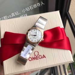 オメガ OMEGA星座シリーズのクォーツ レディース ウォッチです。ケース径は27mmです。ムーブメントには、元のムーブメントと同じ産地であるスイス原産のクォーツ ムーブメントを採用しています。鏡面には、ドイツ産のサファイア ガラスを使用しており、高強度で傷つきにくいものです。天然のパールシェルを使用したダイヤルで、ローズゴールドのツイントーンデザインです。12個のVS品質の宝石を埋め込んでおり、GTCの国際検定証書付きです