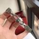 オメガ OMEGA星座シリーズのクォーツ レディース ウォッチです。ケース径は27mmです。ムーブメントには、元のムーブメントと同じ産地であるスイス原産のクォーツ ムーブメントを採用しています。鏡面には、ドイツ産のサファイア ガラスを使用しており、高強度で傷つきにくいものです。天然のパールシェルを使用したダイヤルで、ローズゴールドのツイントーンデザインです。12個のVS品質の宝石を埋め込んでおり、GTCの国際検定証書付きです オメガ OMEGA星座シリーズのクォーツ レディース ウォッチです。ケース径は27mmです。ムーブメントには、元のムーブメントと同じ産地であるスイス原産のクォーツ ムーブメントを採用しています。鏡面には、ドイツ産のサファイア ガラスを使用しており、高強度で傷つきにくいものです。天然のパールシェルを使用したダイヤルで、ローズゴールドのツイントーンデザインです。12個のVS品質の宝石を埋め込んでおり、GTCの国際検定証書付きです