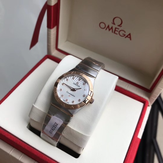 オメガ OMEGA星座シリーズのクォーツ レディース ウォッチです。ケース径は27mmです。ムーブメントには、元のムーブメントと同じ産地であるスイス原産のクォーツ ムーブメントを採用しています。鏡面には、ドイツ産のサファイア ガラスを使用しており、高強度で傷つきにくいものです。天然のパールシェルを使用したダイヤルで、ローズゴールドのツイントーンデザインです。12個のVS品質の宝石を埋め込んでおり、GTCの国際検定証書付きです オメガ OMEGA星座シリーズのクォーツ レディース ウォッチです。ケース径は27mmです。ムーブメントには、元のムーブメントと同じ産地であるスイス原産のクォーツ ムーブメントを採用しています。鏡面には、ドイツ産のサファイア ガラスを使用しており、高強度で傷つきにくいものです。天然のパールシェルを使用したダイヤルで、ローズゴールドのツイントーンデザインです。12個のVS品質の宝石を埋め込んでおり、GTCの国際検定証書付きです