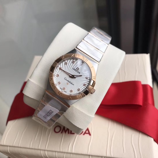 オメガ OMEGA星座シリーズのクォーツ レディース ウォッチです。ケース径は27mmです。ムーブメントには、元のムーブメントと同じ産地であるスイス原産のクォーツ ムーブメントを採用しています。鏡面には、ドイツ産のサファイア ガラスを使用しており、高強度で傷つきにくいものです。天然のパールシェルを使用したダイヤルで、ローズゴールドのツイントーンデザインです。12個のVS品質の宝石を埋め込んでおり、GTCの国際検定証書付きです オメガ OMEGA星座シリーズのクォーツ レディース ウォッチです。ケース径は27mmです。ムーブメントには、元のムーブメントと同じ産地であるスイス原産のクォーツ ムーブメントを採用しています。鏡面には、ドイツ産のサファイア ガラスを使用しており、高強度で傷つきにくいものです。天然のパールシェルを使用したダイヤルで、ローズゴールドのツイントーンデザインです。12個のVS品質の宝石を埋め込んでおり、GTCの国際検定証書付きです