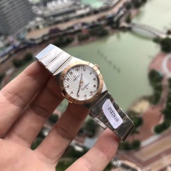 オメガ OMEGA星座シリーズのクォーツ レディース ウォッチです。ケース径は27mmです。ムーブメントには、元のムーブメントと同じ産地であるスイス原産のクォーツ ムーブメントを採用しています。鏡面には、ドイツ産のサファイア ガラスを使用しており、高強度で傷つきにくいものです。天然のパールシェルを使用したダイヤルで、ローズゴールドのツイントーンデザインです。12個のVS品質の宝石を埋め込んでおり、GTCの国際検定証書付きです