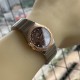 オメガ OMEGA星座シリーズのクォーツ レディース ウォッチです。ケース径は27mmです。ムーブメントには、元のムーブメントと同じ産地であるスイス原産のクォーツ ムーブメントを採用しています。鏡面には、ドイツ産のサファイア ガラスを使用しており、高強度で傷つきにくいものです。天然のパールシェルを使用したダイヤルで、ローズゴールドのツイントーンデザインです。12個のVS品質の宝石を埋め込んでおり、GTCの国際検定証書付きです オメガ OMEGA星座シリーズのクォーツ レディース ウォッチです。ケース径は27mmです。ムーブメントには、元のムーブメントと同じ産地であるスイス原産のクォーツ ムーブメントを採用しています。鏡面には、ドイツ産のサファイア ガラスを使用しており、高強度で傷つきにくいものです。天然のパールシェルを使用したダイヤルで、ローズゴールドのツイントーンデザインです。12個のVS品質の宝石を埋め込んでおり、GTCの国際検定証書付きです