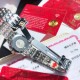 オメガ OMEGA典雅なデザインで、多くの忠実なサポーターを惹きつけています。時計ケースの直径は27.4mmで、このシリーズの時計はスタイルがシンプルで、外観は上品で華やかで、目を引く不変の美しさを表しています。内側には8個のVS1.2の天然真珠石が埋め込まれています。オリジナルの1376ムーブメントを搭載しており、時計の盤面は天然の深海の白い真珠母貝の同心円盤面を採用しています。3時、6時、9時及び12時の位置にはダイヤモンドの時刻目盛りとローマ数字の時刻目盛りが飾られています。摩耗に強いサファイアガラ オメガ OMEGA典雅なデザインで、多くの忠実なサポーターを惹きつけています。時計ケースの直径は27.4mmで、このシリーズの時計はスタイルがシンプルで、外観は上品で華やかで、目を引く不変の美しさを表しています。内側には8個のVS1.2の天然真珠石が埋め込まれています。オリジナルの1376ムーブメントを搭載しており、時計の盤面は天然の深海の白い真珠母貝の同心円盤面を採用しています。3時、6時、9時及び12時の位置にはダイヤモンドの時刻目盛りとローマ数字の時刻目盛りが飾られています。摩耗に強いサファイアガラ
