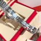 オメガ OMEGAエレガントシリーズは、そのクラシックでエレガントなデザインにより、多くの忠実なファンを引きつけています。このシリーズの時計は、スタイルがシンプルで、外観は上品で華やかで、目を引く永遠の美しさを際立たせています。外輪には60個のvs1.1のシュワロフスキー石が埋め込まれ、内側には8個のvs1.2の天然真珠石が埋め込まれています。時計のダイヤルのサイズは27.4mmです。ダイヤルの内部には、真珠母貝またはレーザー電光同心円ダイヤルが採用されています。3時、6時、9時および12時の位置には、ダ オメガ OMEGAエレガントシリーズは、そのクラシックでエレガントなデザインにより、多くの忠実なファンを引きつけています。このシリーズの時計は、スタイルがシンプルで、外観は上品で華やかで、目を引く永遠の美しさを際立たせています。外輪には60個のvs1.1のシュワロフスキー石が埋め込まれ、内側には8個のvs1.2の天然真珠石が埋め込まれています。時計のダイヤルのサイズは27.4mmです。ダイヤルの内部には、真珠母貝またはレーザー電光同心円ダイヤルが採用されています。3時、6時、9時および12時の位置には、ダ