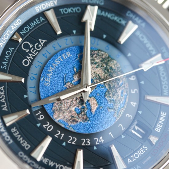 オメガ OMEGA [サイズ]：43mmサファイアクリスタルガラス、Air二層無色コーティング [Airコーティングにより、ガラス板がより透明になり、強い光の下でも時刻を読み取ることができます] 316L精鋼の時計ケースで、すべての細部に対してCNC加工を行います。精鋼で研磨された指針は、非常に強い効果を持っています。研磨された面はより滑らかです [ダイヤル]すべての模様は一体成型で、立体感を十分に表現しています。複数層のダイヤルを重ね合わせて固定しており、ダイヤル中央の北半球の世界時はエナメル工芸で焼成