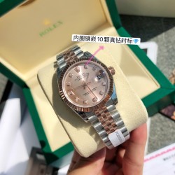 2023年のロレックス新モデルの女性用オイスターデイトジュニア腕時計！ケース径は31mmです。904Lステンレススチールを用いて鍛造され、高い耐食性を備えています。ロレックスのカスタマイズ版2236ブルーヘアスプリング自動巻き機構を搭載しており、極めて安定しており、耐震性も高く、その幾何学的構造により、ムーブメント（機芯）はどんな位置でも安定して動作することができます。三角メールジの底蓋は専用工具で締め付けられ、ケースを完全にシールしています。巻き上げ式のクラウンはダブルロックの二重防水システムを採用して
