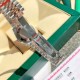 2023年のロレックス新モデルの女性用オイスターデイトジュニア腕時計!ケース径は31mmです。904Lステンレススチールを用いて鍛造され、高い耐食性を備えています。ロレックスのカスタマイズ版2236ブルーヘアスプリング自動巻き機構を搭載しており、極めて安定しており、耐震性も高く、その幾何学的構造により、ムーブメント(機芯)はどんな位置でも安定して動作することができます。三角メールジの底蓋は専用工具で締め付けられ、ケースを完全にシールしています。巻き上げ式のクラウンはダブルロックの二重防水システムを採用して 2023年のロレックス新モデルの女性用オイスターデイトジュニア腕時計!ケース径は31mmです。904Lステンレススチールを用いて鍛造され、高い耐食性を備えています。ロレックスのカスタマイズ版2236ブルーヘアスプリング自動巻き機構を搭載しており、極めて安定しており、耐震性も高く、その幾何学的構造により、ムーブメント(機芯)はどんな位置でも安定して動作することができます。三角メールジの底蓋は専用工具で締め付けられ、ケースを完全にシールしています。巻き上げ式のクラウンはダブルロックの二重防水システムを採用して