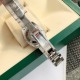 2023年のロレックス新作の女性用オイスターデイトジュニア腕時計!ケース径は31mmです。904Lステンレススチールを用いて鍛造され、高い耐食性を備えています。ロレックスカスタマイズ版の2236ブルーヘアスプリング自動巻き機構を搭載しており、極めて安定しており、耐震性も高く、幾何学的な構造により、ムーブメント(機芯)はどんな位置でも安定して動作することができます。三角メールジ模様の底蓋は専用工具で締め付けられ、ケースを完全にシールします。巻き上げ式のクラウンはダブルロックの二重防水システムを採用しており、 2023年のロレックス新作の女性用オイスターデイトジュニア腕時計!ケース径は31mmです。904Lステンレススチールを用いて鍛造され、高い耐食性を備えています。ロレックスカスタマイズ版の2236ブルーヘアスプリング自動巻き機構を搭載しており、極めて安定しており、耐震性も高く、幾何学的な構造により、ムーブメント(機芯)はどんな位置でも安定して動作することができます。三角メールジ模様の底蓋は専用工具で締め付けられ、ケースを完全にシールします。巻き上げ式のクラウンはダブルロックの二重防水システムを採用しており、
