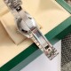 2023年のロレックス新作の女性用オイスターデイトジュニア腕時計!ケース径は31mmです。904Lステンレススチールを用いて鍛造され、高い耐食性を備えています。ロレックスカスタマイズ版の2236ブルーヘアスプリング自動巻き機構を搭載しており、極めて安定しており、耐震性も高く、幾何学的な構造により、ムーブメント(機芯)はどんな位置でも安定して動作することができます。三角メールジ模様の底蓋は専用工具で締め付けられ、ケースを完全にシールします。巻き上げ式のクラウンはダブルロックの二重防水システムを採用しており、 2023年のロレックス新作の女性用オイスターデイトジュニア腕時計!ケース径は31mmです。904Lステンレススチールを用いて鍛造され、高い耐食性を備えています。ロレックスカスタマイズ版の2236ブルーヘアスプリング自動巻き機構を搭載しており、極めて安定しており、耐震性も高く、幾何学的な構造により、ムーブメント(機芯)はどんな位置でも安定して動作することができます。三角メールジ模様の底蓋は専用工具で締め付けられ、ケースを完全にシールします。巻き上げ式のクラウンはダブルロックの二重防水システムを採用しており、