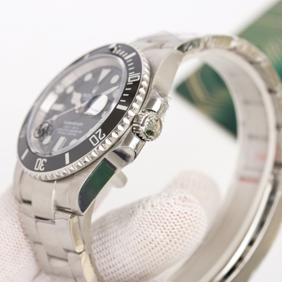 新品 ロレックス ROLEX サブマリナー ケース径:41mm 全く新しいケースタイプで、正規品を元に型を取って作られており、新しい3235ムーブメントを搭載しています。時計の針の調整は可逆的で、72時間のパワーリザーブ(動力貯蔵)機能を備えています。そう、72時間です。市場に出回っている3235ムーブメントや2824/2836ムーブメントの実際のパワーリザーブ時間は約38時間程度で、一晩だけ置くことができます。 新品 ロレックス ROLEX サブマリナー ケース径:41mm 全く新しいケースタイプで、正規品を元に型を取って作られており、新しい3235ムーブメントを搭載しています。時計の針の調整は可逆的で、72時間のパワーリザーブ(動力貯蔵)機能を備えています。そう、72時間です。市場に出回っている3235ムーブメントや2824/2836ムーブメントの実際のパワーリザーブ時間は約38時間程度で、一晩だけ置くことができます。