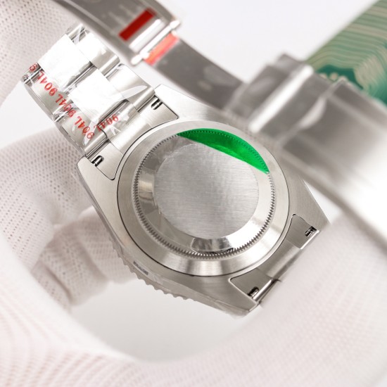 新品 ロレックス ROLEX サブマリナー ケース径:41mm 全く新しいケースタイプで、正規品を元に型を取って作られており、新しい3235ムーブメントを搭載しています。時計の針の調整は可逆的で、72時間のパワーリザーブ(動力貯蔵)機能を備えています。そう、72時間です。市場に出回っている3235ムーブメントや2824/2836ムーブメントの実際のパワーリザーブ時間は約38時間程度で、一晩だけ置くことができます。 新品 ロレックス ROLEX サブマリナー ケース径:41mm 全く新しいケースタイプで、正規品を元に型を取って作られており、新しい3235ムーブメントを搭載しています。時計の針の調整は可逆的で、72時間のパワーリザーブ(動力貯蔵)機能を備えています。そう、72時間です。市場に出回っている3235ムーブメントや2824/2836ムーブメントの実際のパワーリザーブ時間は約38時間程度で、一晩だけ置くことができます。