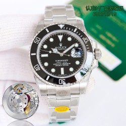 超強防水バージョン、ロレックス ROLEX V12版サブマリナーが勢いよく登場！ロレックスのサブマリナーです。全体のセラミックビザーが一新され、また「サファイア夜光石」と「ワンタッチスプリングバッククラスプ」の二大独自技術を実現しました。 【サファイア夜光石】の独自技術では、夜光石の外層にサファイアミラーを取り付けました。 【ビザーの目盛りが黒ずまない】ビザーの目盛りには物理気相堆積技術を採用し、白金粉を高温で文字に塗布しており、文字の色が長持ちし、水や油にさらされても色落ちや黒ずみが起こりません。 【内