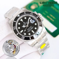 超強防水バージョン、ロレックス ROLEX V12版サブマリナーが勢いよく登場！ロレックスのサブマリナーです。全体のセラミックビザーが一新され、また「サファイア夜光石」と「ワンタッチスプリングバッククラスプ」の二大独自技術を実現しました。 【サファイア夜光石】の独自技術では、夜光石の外層にサファイアミラーを取り付けました。 【ビザーの目盛りが黒ずまない】ビザーの目盛りには物理気相堆積技術を採用し、白金粉を高温で文字に塗布しており、文字の色が長持ちし、水や油にさらされても色落ちや黒ずみが起こりません。 【内