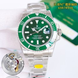 超強防水バージョン、ロレックス ROLEX V12版サブマリナーが勢いよく登場！ロレックスのサブマリナーです。全体のセラミックビザーが一新され、また「サファイア夜光石」と「ワンタッチスプリングバッククラスプ」の二大独自技術を実現しました。 【サファイア夜光石】の独自技術では、夜光石の外層にサファイアミラーを取り付けました。 【ビザーの目盛りが黒ずまない】ビザーの目盛りには物理気相堆積技術を採用し、白金粉を高温で文字に塗布しており、文字の色が長持ちし、水や油にさらされても色落ちや黒ずみが起こりません。 【内